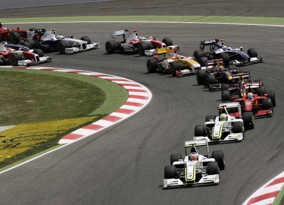 Rubens Barrichello (Brasilien) vor Jenson Button (England beide Brawn GP), Felipe Massa (Brasilien Ferrari), Sebastian Vettel (Deutschland Red Bull), Fernando Alonso (Spanien Renault) und Nico Rosberg (Deutschland Williams) Motorsport Grand Prix Herren Großer Preis von Spanien 2009, Formel 1 Weltmeisterschaft, F1, F, GP, WM Gruppe Circuit de Catalunya Barcelona