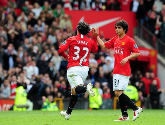 Rafael da Silva (re.) und Carlos Tevez (beide Manchester United) - Torjubel - EDITORIAL USE ONLY. No use with unauthorised audio, video, data, fixture lists, club league logos or live services. Online in-match use limited to 120 images, no video emulation. No use in betting, games or single club league player publications. Fußball Herren English Premier League 2008 2009, 1. Englische Liga, ManU Gruppe Manchester Freude,