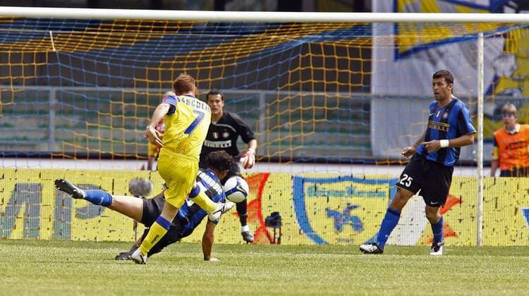 Michele Marcolini (Chievo Verona, vorn) erzielt das 1:1 gegen Inter Mailand -  Fußball Herren Serie A 2008 2009, 1. Italienische Liga, Chievo Verona - FC Internazionale Mailand 2:2 Gruppe Verona Dynamik,