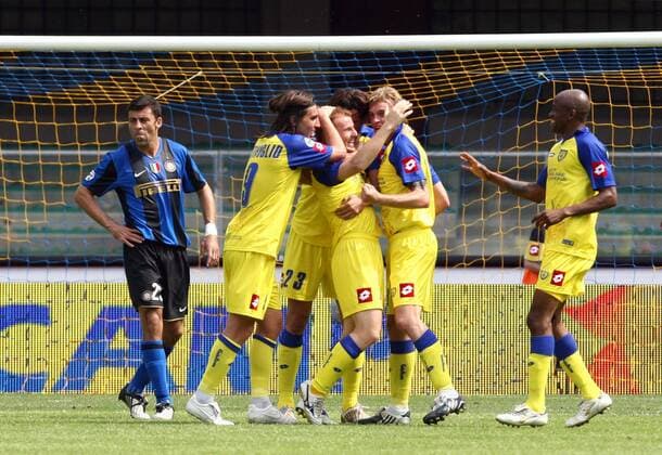 Chievo Verona jubelt neben dem enttäuschten Walter Samuel (Inter Mailand) -  Fußball Herren Serie A 2008 2009, 1. Italienische Liga, Chievo Verona - FC Internazionale Mailand 2:2 Gruppe Verona Begeisterung, Freude, Enttäuschung,