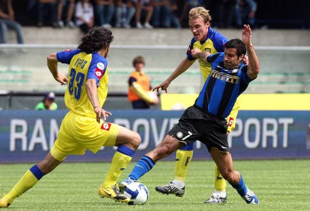 Luis Figo (Inter Mailand, Mitte) gegen Luca Rigoni (hi.) und Mario Yepes (beide Chievo Verona) -  Fußball Herren Serie A 2008 2009, 1. Italienische Liga, Chievo Verona - FC Internazionale Mailand 2:2 Gruppe Verona Dynamik,