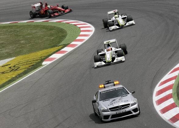 Safetycar vor Rubens Barrichello (Brasilien), Jenson Button (England beide Brawn GP) und Felipe Massa (Brasilien Ferrari) Motorsport Grand Prix Herren Großer Preis von Spanien 2009, Formel 1 Weltmeisterschaft, F1, F, GP, WM Gruppe Circuit de Catalunya Barcelona