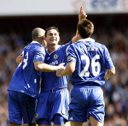 Frank Lampard (Mitte) - Torjubel mit Torschütze Alex (li.) und John Terry (alle Chelsea) - EDITORIAL USE ONLY. No use with unauthorised audio, video, data, fixture lists, club league logos or live services. Online in-match use limited to 120 images, no video emulation. No use in betting, games or single club league player publications. Fußball Herren English Premier League 2008 2009, 1. Liga, Chelsea FC London Gruppe London Freude,