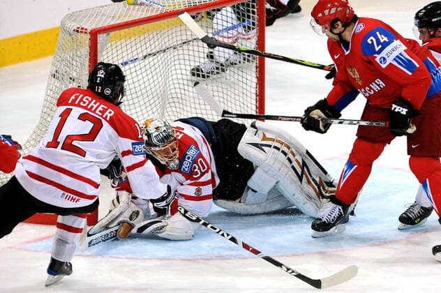 Torwart Dwayne Roloson (Mitte) und Mike Fisher (beide Kanada) gegen Alexander Frolov (Rußland) -  Eishockey WM Herren WM 2009, Länderspiel, Nationalteam, Nationaltrikot, Finale Gruppe Bern Dynamik,