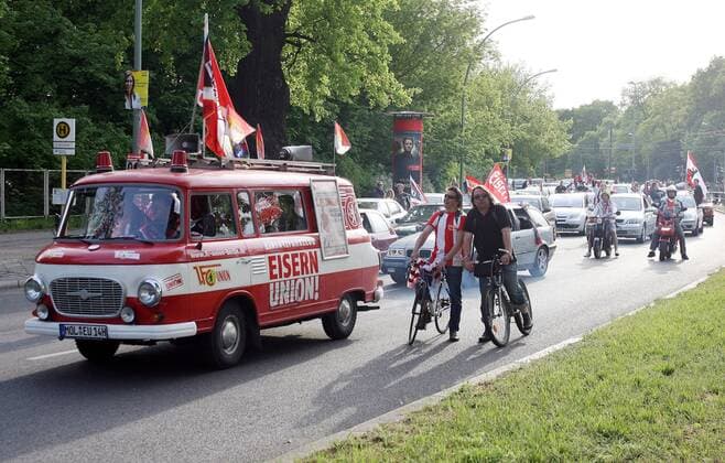Union Berlins kultiger Barkas führt den Autokorso anlässlich des geschafften Aufstiegs in die 2. Bundesliga durch die Straßen Berlins Fußball Herren 3. Liga 2008 2009, 1. FC Union Berlin, Aufstieg, Aufsteiger, Aufstiegsfeier, Feier Totale Berlin Freude,