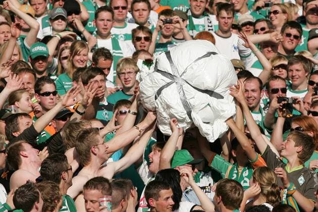 Bremer Fans erinnern mit einer überdimensionalen Papierkugel an deren Rolle im gewonnenen UEFA Cup Halbfinale Fußball 1. BL Herren Saison 2008 2009, SV Werder Bremen o0 HSV, Hamburg Hamburger Totale Bremen