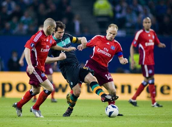 Frank Baumann (Bremen, Mitte) gegen Mladen Petric (li.) und David Jarolim (beide HSV) Fußball EC 3 Herren UEFA Cup 2008 2009, Pokal, Europapokal, Halbfinale, Hamburger SV - SV Werder Bremen 2:3, Gruppe Hamburg Dynamik, Kampf,