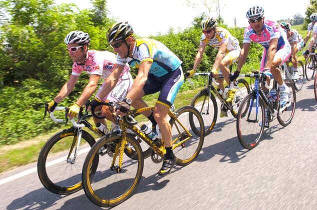 Mark Cavendish (Großbritannien Columbia High Road, li.) und Lance Armstrong (USA Astana, 2. v. li.) -  Radsport Herren Giro d Italia 2009, dItalia, Straßenradsport, Straße, Rad Gruppe 3. Etappe: Grado - Valdobbiadene