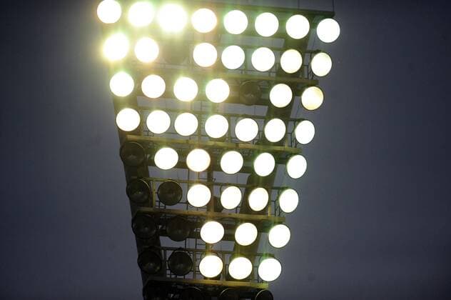 Defekte Lampen in der Flutlichtanlage des Friedrich Ludwig Jahn Sportparks in Berlin - Austragungsort des Finales des Berliner Pilsner Landespokals 2008 2009 Fußball Herren Berliner Pilsner Landespokal 2008 2009, BFV Pokal, Pokalspiel, Finale, Pokalfinale Einzelbild Jahnsportpark, Sportpark Berlin