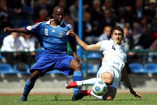 Neeskens Kebano (Frankreich U17, li.) gegen Alessio Campoli (Italien U17) Fußball EM Herren U17 EM 2009, U 17, Junioren, Jugend Nachwuchs, Länderspiel Nationalteam, Nationaltrikot Gruppe Taucha Dynamik, Kampf,