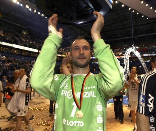 Torwart Thierry Omeyer (Kiel) jubelt über den Gewinn des DHB Pokals 2009 Handball 1. BL Herren DHB Pokal 2008 2009, Pokalspiel, FinalFour, Final Four, 4, Pokalfinale Finalrunde Endrunde, THW Kiel Einzelbild Hamburg Freude,