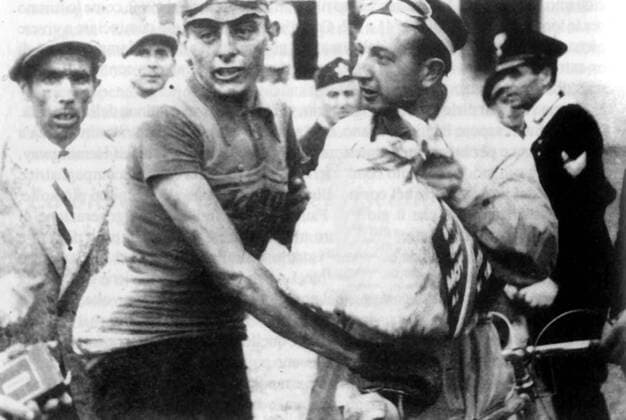 Fausto Coppi (Italien, li.) gewinnt die 11. Etappe des Giro d Italia 1940 von Florenz nach Modena -  Radsport Herren Giro d Italia 1940, dItalia, Straßenradsport, Straße, Rad, Repro, Geschichte, Historie Gruppe