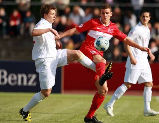 Luke Freeman (England U17, li.) gegen Deniz Herber (Türkei U17) Fußball Länderspiel Herren U17 EM 2009, U 17 Nationalteam, Nationaltrikot, Jugend, Nachwuchs, Junioren Gruppe Gotha Dynamik,