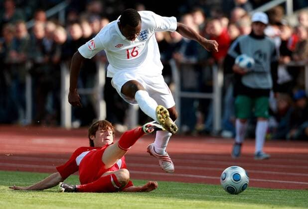 Lateef Elford Alliyu (England U17, re.) gegen Okan Alkan (Türkei U17) Fußball Länderspiel Herren U17 EM 2009, U 17 Nationalteam, Nationaltrikot, Jugend, Nachwuchs, Junioren Gruppe Gotha Dynamik, Kampf,