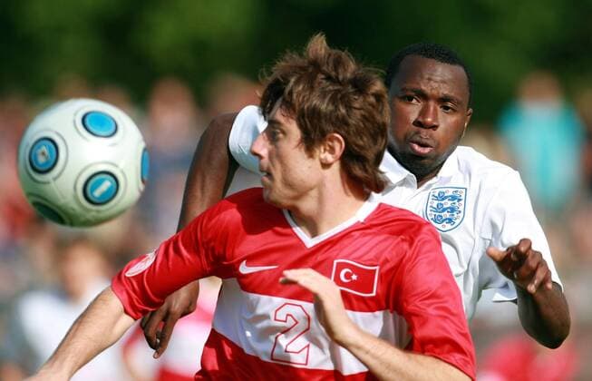 Okan Alkan (Türkei U17, li.) gegen Lateef Elford Alliyu (England U17) Fußball Länderspiel Herren U17 EM 2009, U 17 Nationalteam, Nationaltrikot, Jugend, Nachwuchs, Junioren Gruppe Gotha Dynamik,