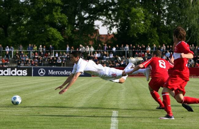 Samuel Habergham (England U17, li.) hebt ab Fußball Länderspiel Herren U17 EM 2009, U 17 Nationalteam, Nationaltrikot, Jugend, Nachwuchs, Junioren Gruppe Gotha Dynamik, Kampf, Höhe,