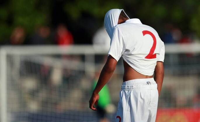 James Hurst (England U17) enttäuscht Fußball EM Herren U 17 EM 2009, Jugend, Junioren, Nachwuchs, Nationalteam, Nationaltrikot Einzelbild Gotha Verzweiflung