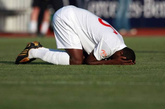 Louis Laing (England U17) verzweifelt Fußball EM Herren U 17 EM 2009, Jugend, Junioren, Nachwuchs, Nationalteam, Nationaltrikot Einzelbild Gotha Enttäuschung, Verzweiflung,