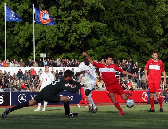 Furkan Seker (Türkei U17, 2.v.re.) trifft zum 1:0 gegen Torwart Samuel Johnstone (England U17) Fußball EM Herren U 17 EM 2009, Jugend, Junioren, Nachwuchs, Nationalteam, Nationaltrikot Gruppe Gotha Dynamik,
