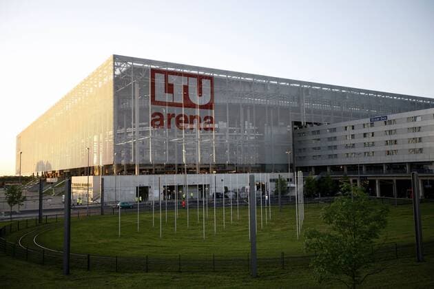 Fußball, Stadiongeschichte Fortuna Düsseldorf Bahnstrecke vor der LTU Arena, Heimspielstätte von Fortuna Düsseldorf Fußball Herren 3. Liga 2008 2009, Fotostory, Stadionstory Totale LTU Arena Düsseldorf