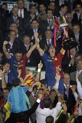 Carles Puyol (re.) und Xavi Hernandez (beide Barcelona) sind Spanischer Pokalsieger 2009 -  - NOxONLINExUSE Fußball Herren Copa del Rey 2008 2009, Pokal, Pokalspiel, Finale, Barca Gruppe o0 Pokalfinale Pokalsieg Valencia Freude,