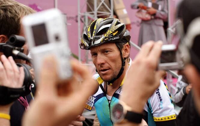 Lance Armstrong (USA Astana) umringt von Fotografen -  Radsport Herren Giro d Italia 2009, dItalia, Rad, Straße, Straßenradsport Einzelbild 7. Etappe: Innsbruck - Chiavenna