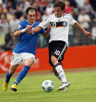 Mario Götze (Deutschland U17, re.) gegen Marco Ezio Fossati (Italien U17) Fußball Länderspiel Herren EM 2009, Nationalmannschaft, Nationaltrikot, U17, U 17, Junioren, Jugend, Nachwuchs, Halbfinale Gruppe Dessau Dynamik,