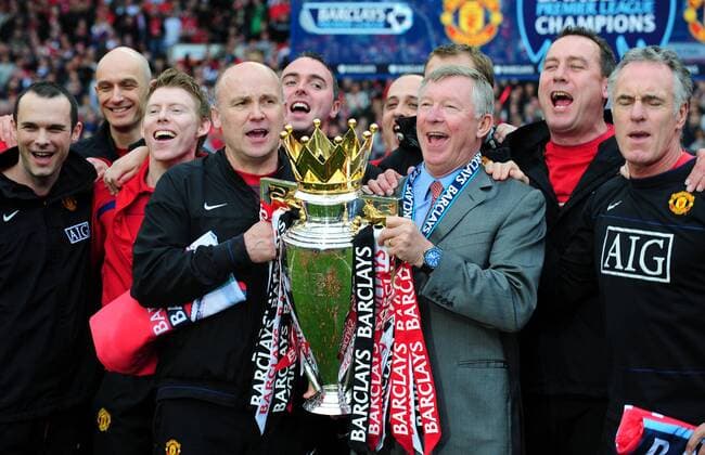 Trainer Sir Alex Ferguson (3.v.re.) und Co Trainer Mick Phelan (beide Manchester United) bejubeln die englische Meisterschaft 2009 - EDITORIAL USE ONLY. No use with unauthorised audio, video, data, fixture lists, club league logos or live services. Online in-match use limited to 120 images, no video emulation. No use in betting, games or single club league player publications. Fußball Herren English Premier League 2008 2009, 1. Englische Liga, ManU, Manchester United Gruppe Manchester Freude,