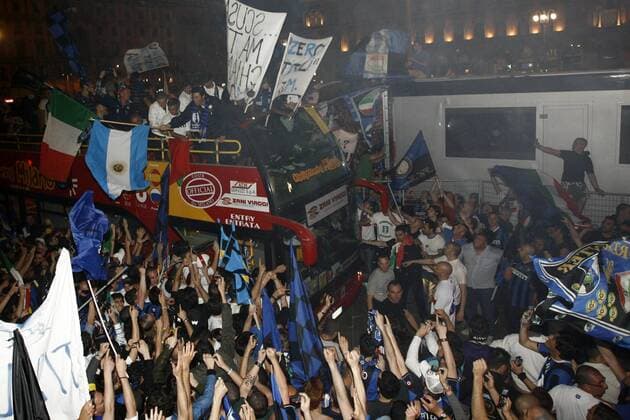 Inter Mailand feiert die italienische Meisterschaft 2009 mit einem Autokorso -  Fußball Herren Serie A 2008 2009, 1. Liga, FC Internazionale Mailand, Inter Totale Mailand Freude,