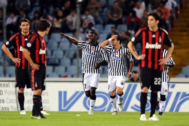 Cristian Zapata (3.v.li.) und Simone Pepe (beide Udine3.v.re.) - Torjubel, AC Mailand enttäuscht -  Fußball Herren Serie A 2008 2009, 1. Liga, Udinese Calcio - AC Mailand 2:1, Milan Gruppe Udine Freude,