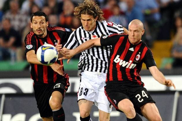 Antonio Floro Flores (Udine, Mitte) gegen Gianluca Zambrotta (li.) und Phillipe Senderos (beide AC Mailand) -  Fußball Herren Serie A 2008 2009, 1. Liga, Udinese Calcio - AC Mailand 2:1, Milan Gruppe Udine Dynamik,