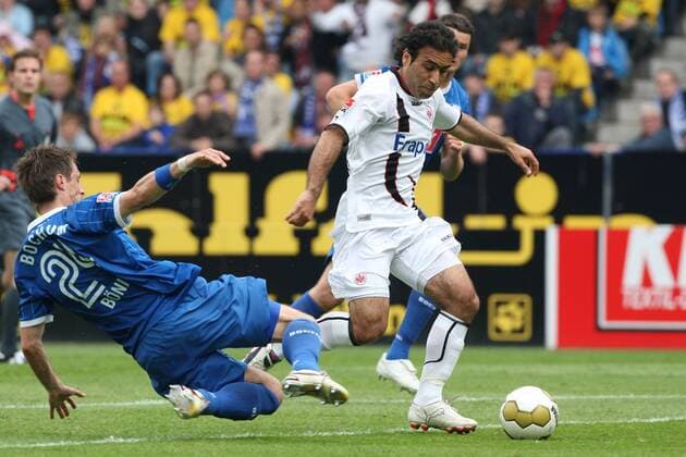 Mehdi Mahdavikia (Frankfurt, Mitte) im Duell Fußball 1. BL Herren Saison 2008 2009, VfL Bochum - Eintracht Frankfurt 2:0 Gruppe Bochum Dynamik, Kampf,