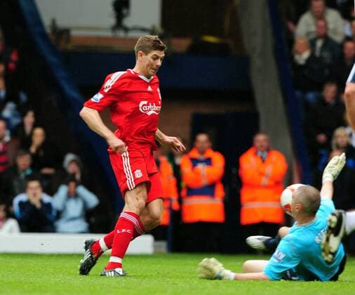 Steven Gerrard (Liverpool) erzielt gegen Torwart Dean Kiely (West Brom) das 0:1 - EDITORIAL USE ONLY. No use with unauthorised audio, video, data, fixture lists, club league logos or live services. Online in-match use limited to 120 images, no video emulation. No use in betting, games or single club league player publications. Fußball Herren English Premier League 2008 2009, 1. Englische Liga, West Bromwich Albion - Liverpool FC 0:2 Gruppe West Bromwich Dynamik,