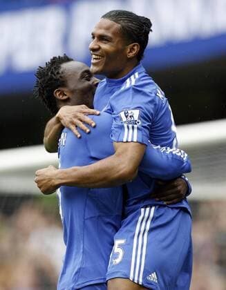 Florent Malouda (re.) und Michael Essien (beide Chelsea) - Torjubel - EDITORIAL USE ONLY. No use with unauthorised audio, video, data, fixture lists, club league logos or live services. Online in-match use limited to 120 images, no video emulation. No use in betting, games or single club league player publications. Fußball Herren English Premier League 2008 2009, 1.Liga, Chelsea FC London Gruppe London Freude,
