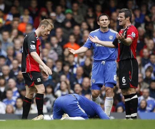 Frank Lampard (Chelsea, Mitte) beschwert sich bei Ryan Nelsen (re.) und Vince Grella (beide Blackburn) - EDITORIAL USE ONLY. No use with unauthorised audio, video, data, fixture lists, club league logos or live services. Online in-match use limited to 120 images, no video emulation. No use in betting, games or single club league player publications. Fußball Herren English Premier League 2008 2009, 1.Liga, Chelsea FC London - Blackburn Rovers 2:0 Gruppe London