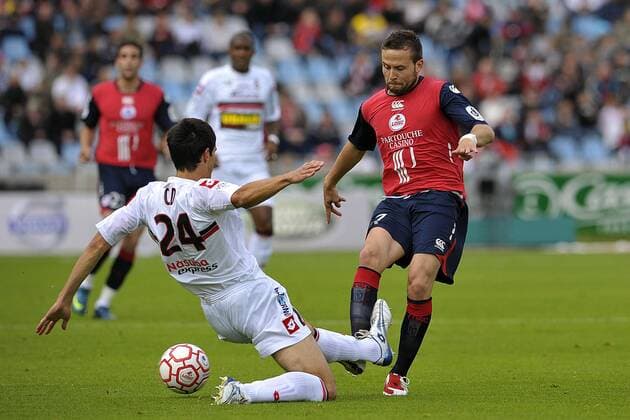 Yohann Cabaye (Lille, re.) gegen Gerald Cid (Nizza) -  Fußball Herren Ligue 1 2008 2009, 1. Französische Liga, OSC Lille - OGC Nizza 1:1 Gruppe Lille Dynamik, Kampf,