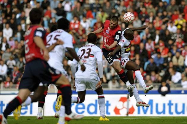 Gregory Tafforeau (Lille, 2.v.re.) gegen Drissa Diakite (Nizza) -  Fußball Herren Ligue 1 2008 2009, 1. Französische Liga, OSC Lille - OGC Nizza 1:1 Gruppe Lille Dynamik, Höhe, Kampf,