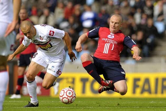 David Hellebuyck (Nizza, li.) gegen Florent Balmont (Lille) -  Fußball Herren Ligue 1 2008 2009, 1. Französische Liga, OSC Lille - OGC Nizza 1:1 Gruppe Lille Dynamik,