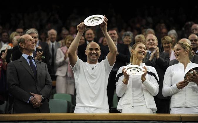 Andre Agassi (USA, 2.v.li.) neben Ehefrau Steffi Graf (Deutschland, 2.v.re.) und Kim Clijsters (Belgien, re.) während der Siegerehrung nach dem Showmatch zur Einweihung des neuen Center Court Daches in Wimbledon Tennis Wimbledon Center Court Celebration 2009, Eröffnung, Einweihung, Showkampf, Showmatch, Vdig Gruppe Wimbledon London Freude,