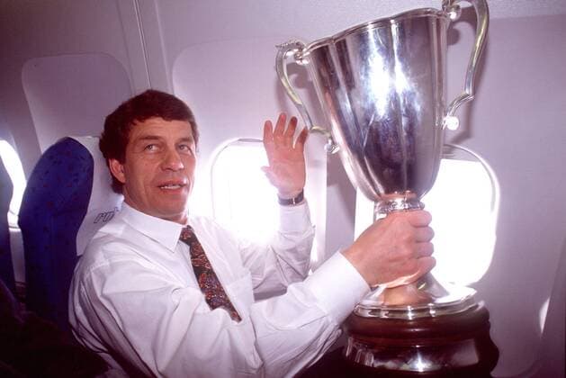 Trainer Otto Rehhagel (Bremen) auf dem Heimflug mit der Trophäe - Bremen gewinnt den Europapokal der Pokalsieger 1992 Fußball EC 2 Herren Europapokal der Pokalsieger 1991 1992, Europapokal, SV Werder Bremen Einzelbild Lissabon Freude,