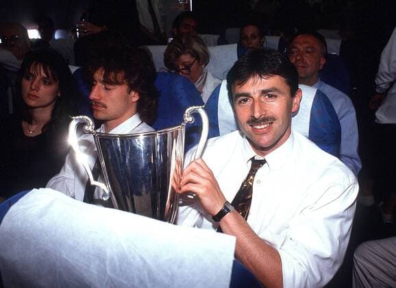 Klaus Allofs (Bremen) auf dem Heimflug mit der Trophäe - Bremen gewinnt den Europapokal der Pokalsieger 1992 Fußball EC 2 Herren Europapokal der Pokalsieger 1991 1992, Europapokal, SV Werder Bremen Gruppe Lissabon Freude,