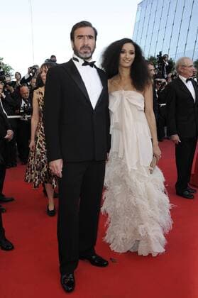 Eric Cantona und Ehefrau und Schauspielerin Rachida Brakni (beide Frankreich) während der Premiere zum Film - Looking for Eric - über einen Manchester United Fan -  Fußball Herren Internationale Filmfestspiele 2009, Internationales Filmfestival, Pressetermin Gruppe Cannes