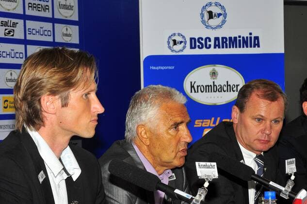Geschäftsführer Detlev Dammeier (li.) und Roland Kentsch (re.) präsentieren Jörg Berger als neuen Trainer von Arminia Bielefeld Fußball 1. BL Herren Saison 2008 2009, Trainerwechsel, Präsentation, Pressetermin, Pressekonferenz Gruppe Bielefeld