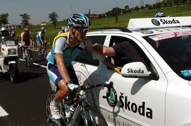 Levi Leipheimer (USA Astana) wird während der Fahrt verarztet -  Radsport Herren Giro d Italia 2009, dItalia, Straßenradsport, Straße, Rad Gruppe 11. Etappe: Turin - Arenzano