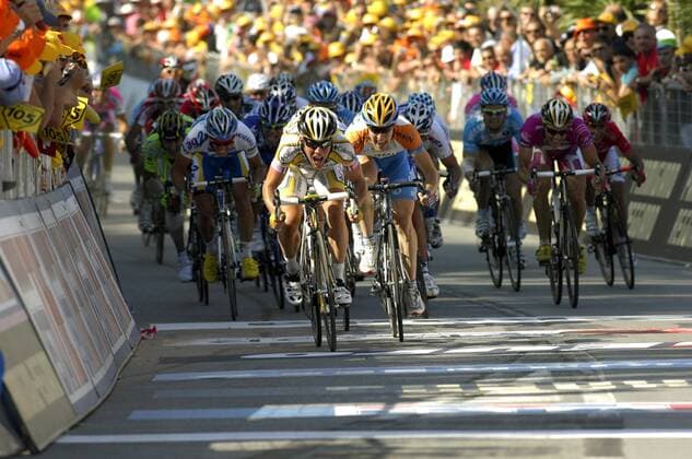 Mark Cavendish (Großbritannien Columbia High Road, vorn li.) gewinnt die 11. Etappe des Giro d Italia 2009 von Turin nach Arenzano vor Tyler Farrar (USA Garmin Slipstream, vorn re.) -  Radsport Herren Giro d Italia 2009, dItalia, Straßenradsport, Straße, Rad Totale 11. Etappe: Turin - Arenzano