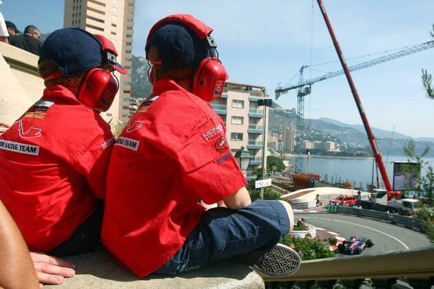 Junge Motorsportfans schützen sich mit Kopfhörern gegen die Lautstärke Motorsport Grand Prix Herren Großer Preis von Monaco 2009, Formel 1 Weltmeisterschaft, F1, F, GP, WM, Freies Training Gruppe Circuit de Monaco Monte Carlo Komik,