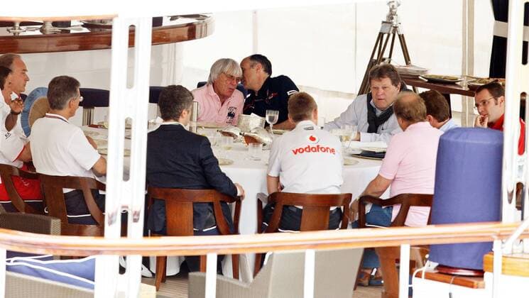 F1 Krisengipfel der Teamchefs auf der Yacht Force Blue Tender von F. Briatore u.a. mit Bernie Ecclestone (England), Franz Tost (Toro Rosso) und Norbert Haug (McLaren Mercedes) -  Motorsport Grand Prix Herren Großer Preis von Monaco 2009, Formel 1 Weltmeisterschaft, F1, F, GP, WM Totale o0 Sitzung Gespräch Monte Carlo