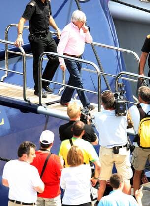 F1 Chef Bernie Ecclestone (England) verlässt den F1 Krisengipfel aller Teamchefs auf der Yacht Force Blue Tender von F. Briatore -  Motorsport Grand Prix Herren Großer Preis von Monaco 2009, Formel 1 Weltmeisterschaft, F1, F, GP, WM Gruppe o0 Sitzung Gespräch Monte Carlo