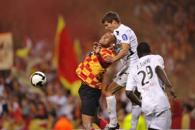 Ala Eddine Yahia (Lens, li.) gegen Damien Perrinelle (Boulogne) -  Fußball Herren Ligue 2 2008 2009, 2. Französische Liga, RC Lens - US Boulogne Sur Mer 0:1 Gruppe Lens Dynamik,