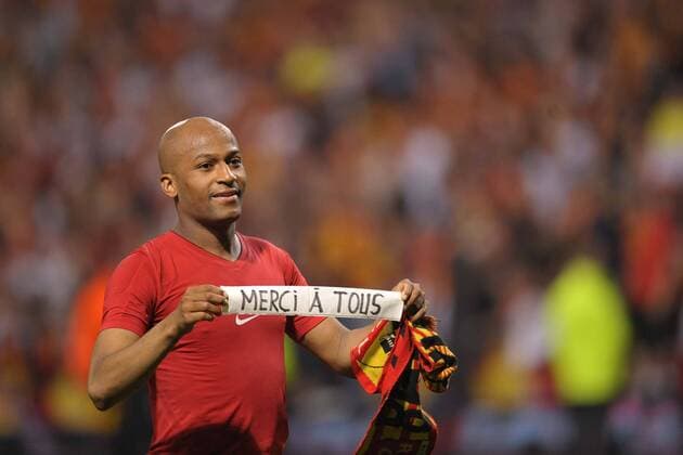Toifilou Maoulida (Lens) sagt Merci a Tous - Lens feiert den Aufstieg -  Fußball Herren Ligue 2 2008 2009, 2. Französische Liga, RC Lens, Racing Club de Einzelbild Lens Freude,